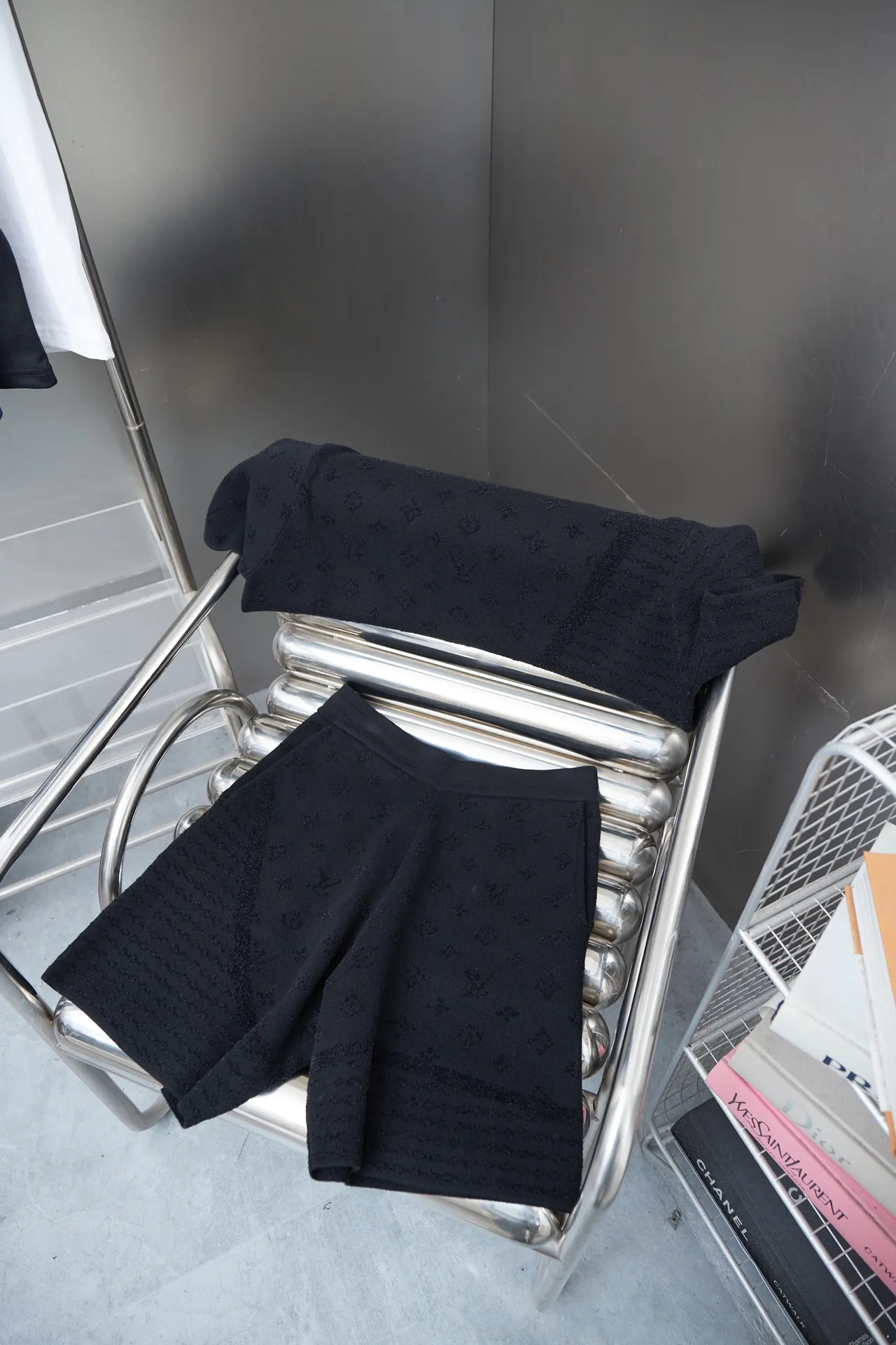 🅿️230 LV Louis 25ss new spring and summer style black letter jacquard knitted shorts, light luxury, a must-have item for daily commuting for men and women, correct version, welcome to compare, detailed features · Made of high-viscosity cotton material, high count cotton is added, dry and avoid stuffiness · Made of jacquard machine imported from Germany, woven with Lv Monogram plaid intarsia, and matched with velvet of the same color to present a unique three-dimensional texture · Original main mark, washed tag, brand moisture-proof paper packaging Color: Black Size: S/M/L/XL